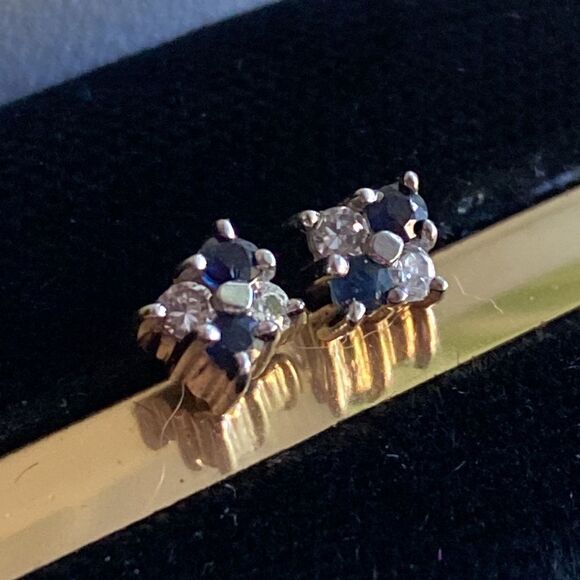 💛 14k White Gold Flower, Sapphire & Diamond Earrings - Picture 1 of 10